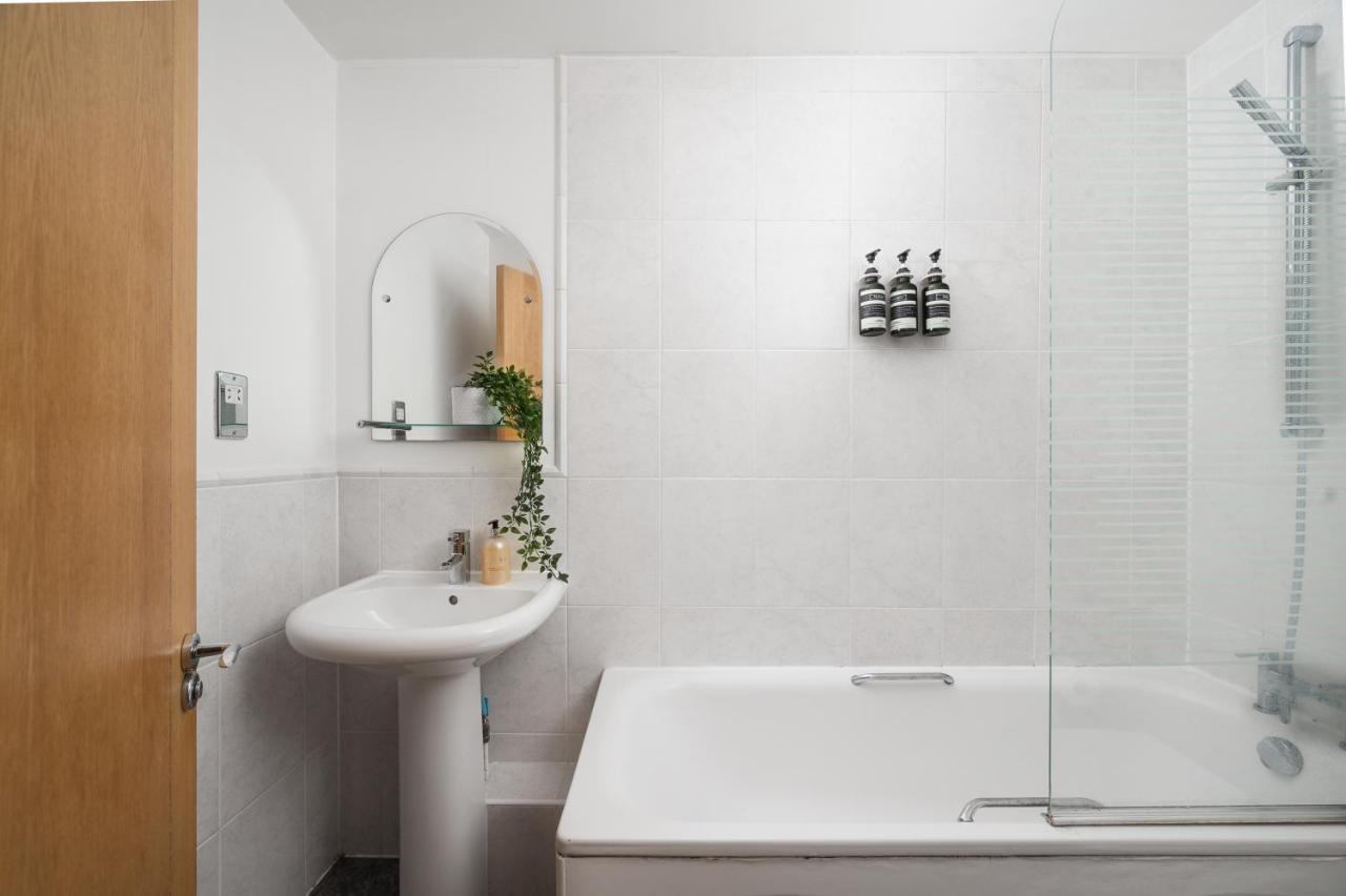 Riverside Balcony Apartments, 10 Minutes From Oxford Circus Londres Extérieur photo